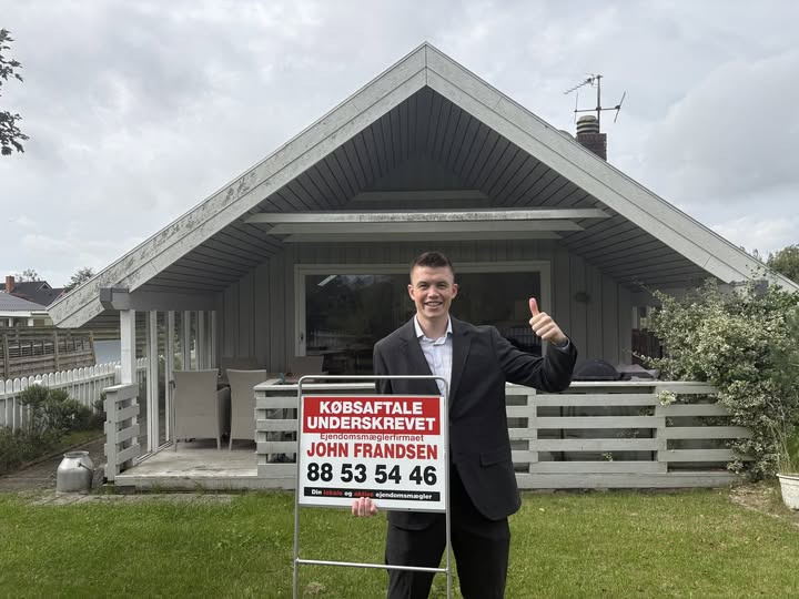 John Frandsen Herning fejrer underskrevet købsaftale i Sunds