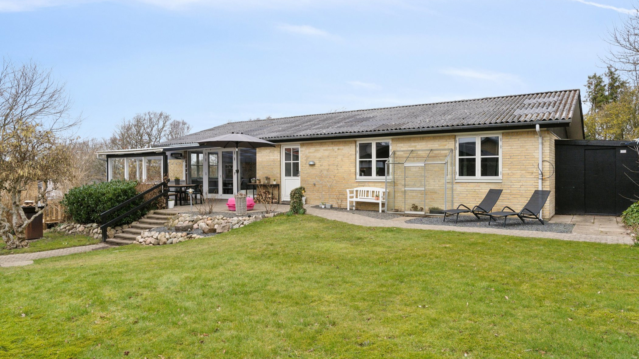 Til salg hos Nybolig Hjørring: Familievilla med lys indretning og en skøn oase i haven