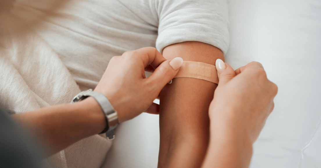 Vejlby Apotek deler vigtig information om sårpleje og førstehjælp