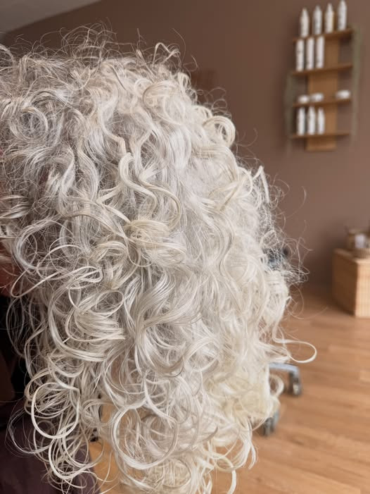 Herrera Hairstyles fremhæver krøller med den rette klipning og pleje