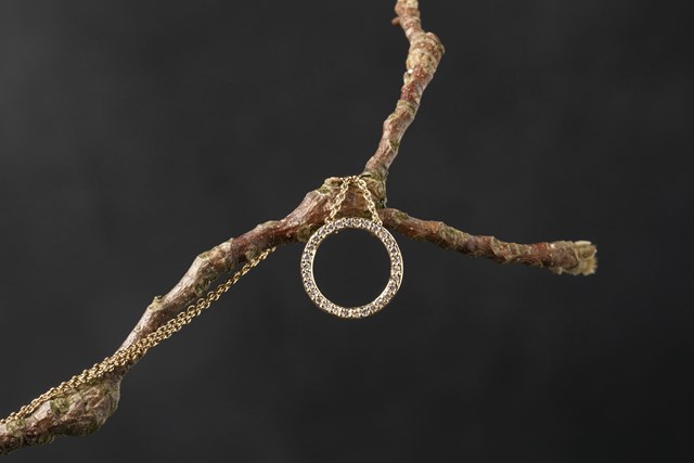 Guldsmed Ø designer unikke smykker med inspiration fra livshistorier | VORES Skive