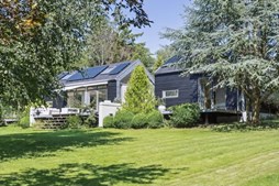 &LIVING Aalborg præsenterer rummeligt og moderne sommerhus i Vejby