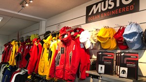 En billig pris kan friste – men dårlig kvalitet koster. Bliv ikke skuffet med sejlertøj fra Egmose Marine Center