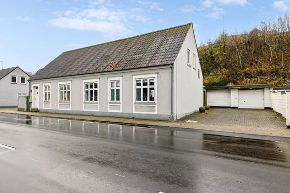 Mæglerhuset Asger Larsen annoncerer ny pris på hyggeligt byhus i Løgstør