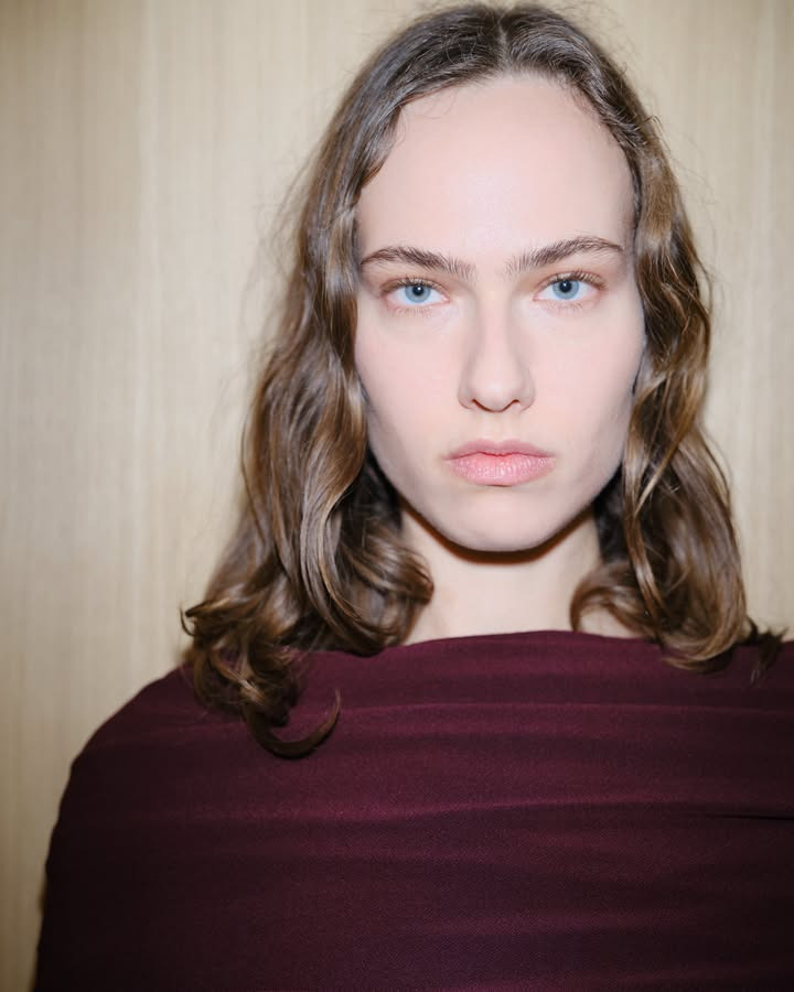 Zenz fremhæver naturlig skønhed med bløde bølger til Copenhagen Fashion Week