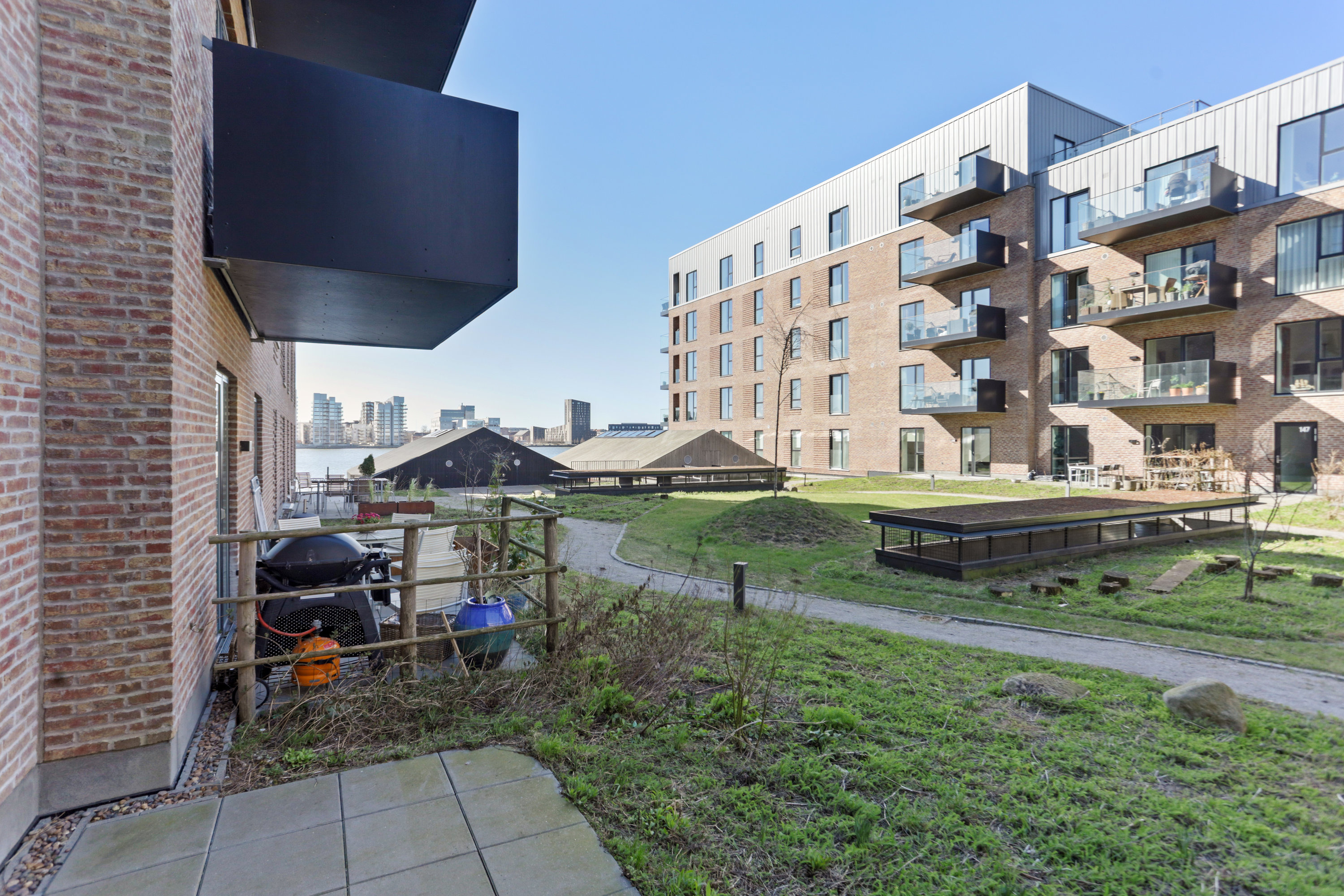 Moderne lejlighed med vestvendt terrasse og attraktiv beliggenhed