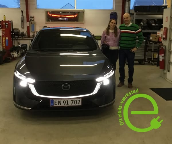 Hals Auto A/S leverer ny Mazda 6e til familie Ravnstrup og inviterer til bilsnak
