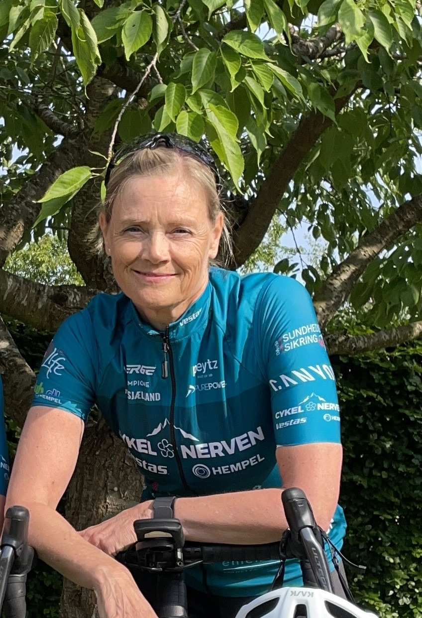 Anne cykler for en sag, der ikke kan vente