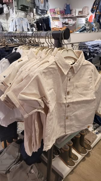 Børneshoppen Brønderslev præsenterer smarte skjorter og bluser til konfirmationer i mini dreng str. 92-116