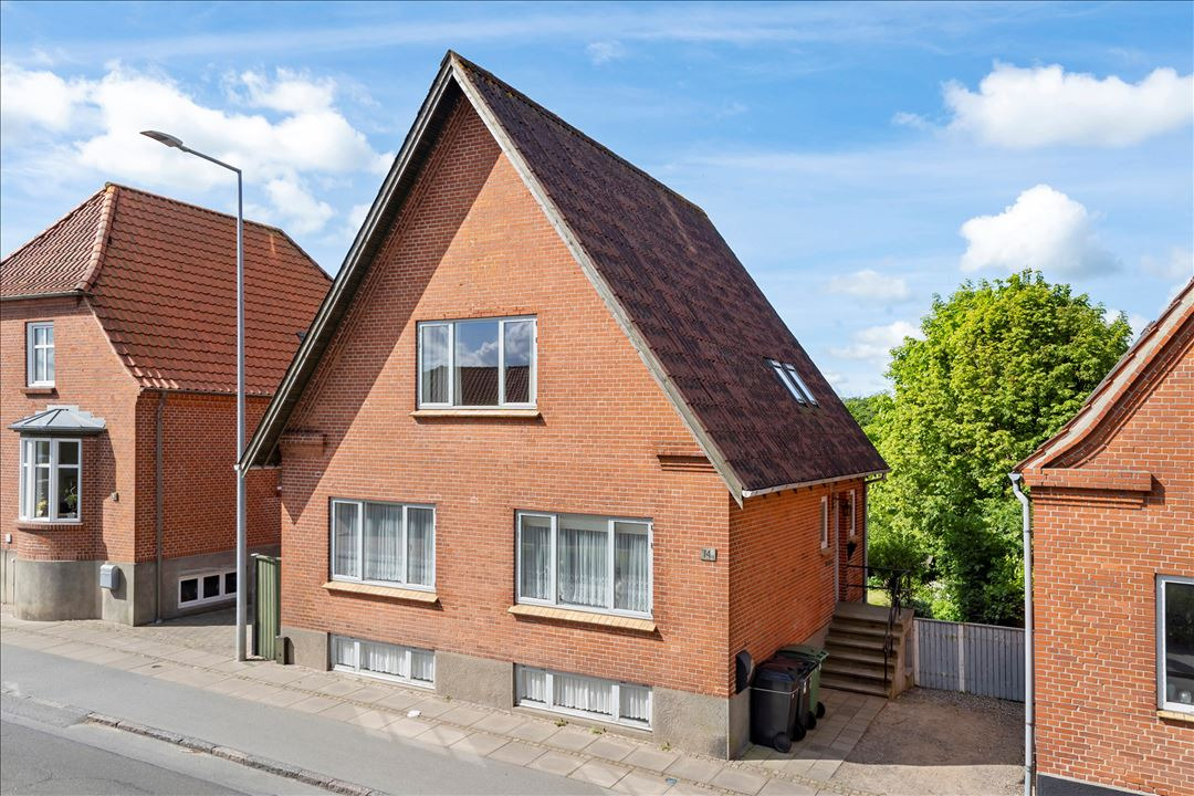 Til salg hos EDC Ejen­doms­grup­pen Struer: Villa centralt i Struer