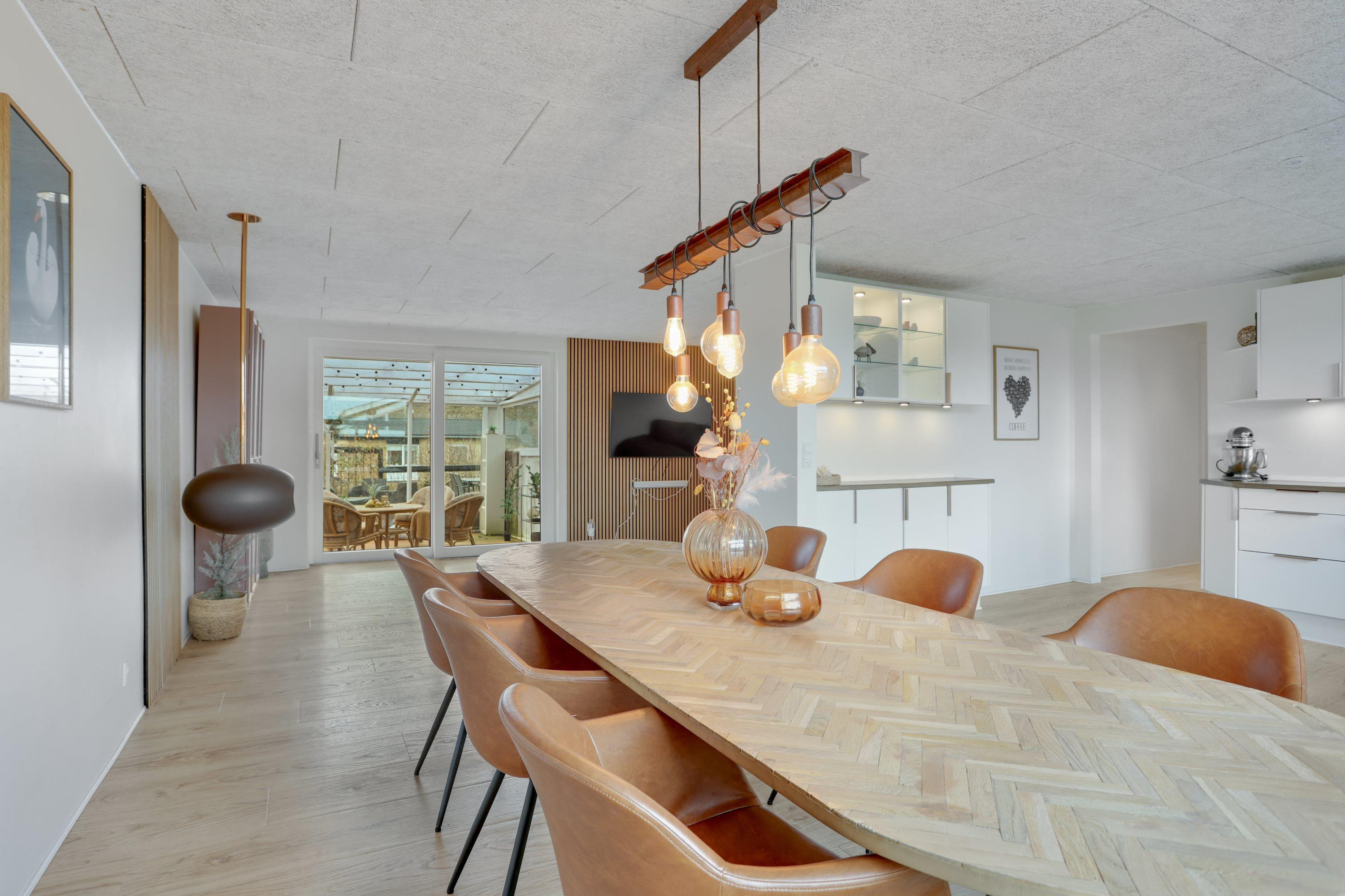 Stilfuldt renoveret etplansvilla nær natur og strand