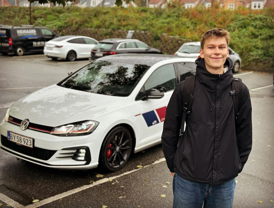 Lets Drive ønsker Anders tillykke med kørekortet efter veloverstået køreprøve