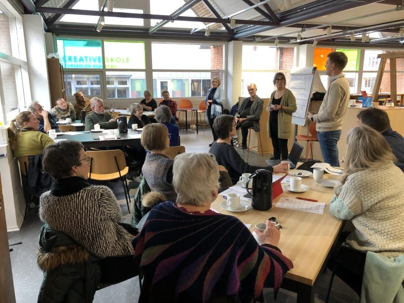 Morgenpolitik og børneteater i Silkeborg Medborgerhus