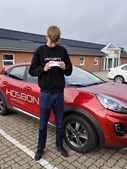 Dobbelt op på succes: Rasmus og Noah får kørekort hos StartDriving.dk - Hosbonds Køreskole