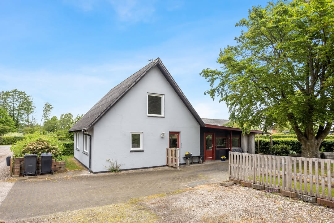 Mæglerhuset tilbyder villa med renoveringspotentiale til ny pris tæt på natur og bekvemmeligheder