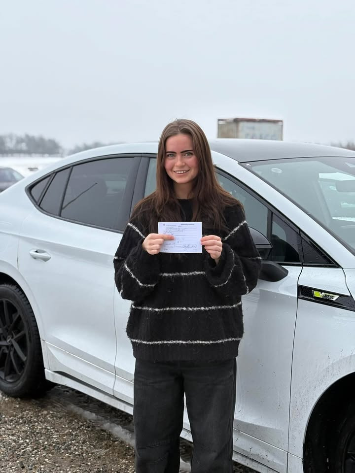 Frisdal Køreskole I/S byder Frederikke Madsen velkommen på vejene med succes i første forsøg