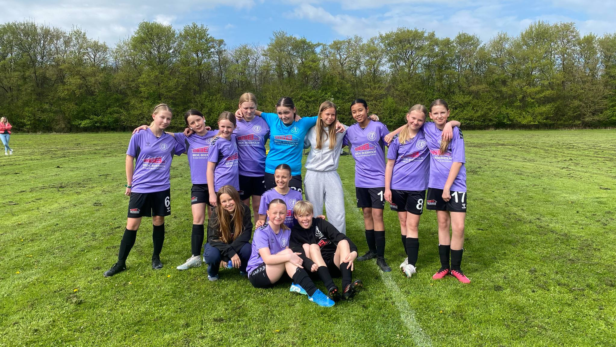 Emma Schmidt stjæler showet med fire mål i Faxe-Haslevs imponerende sejr over FC Nakskov