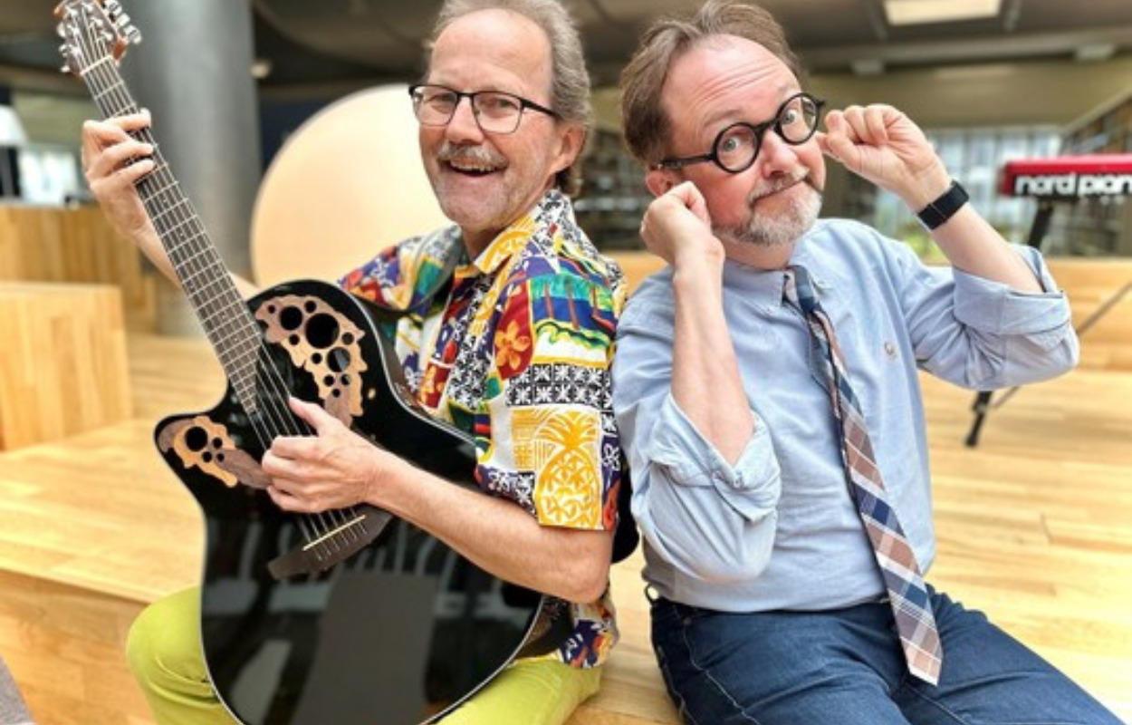 Randers Bibliotek inviterer til fællessang på Grundlovsdag med musik og humor