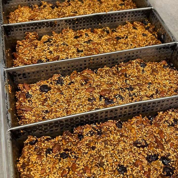 Hjemmebagt brød er kernen i brunch og salater hos Café Bryggen