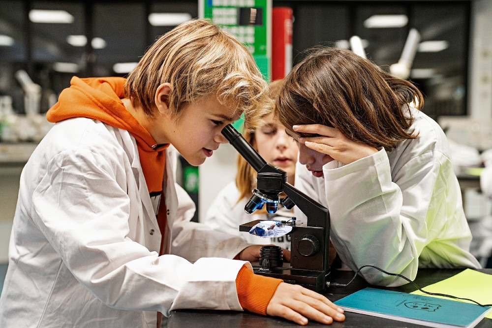 Nu trækker børn i Horsens i de hvide forskerkitler