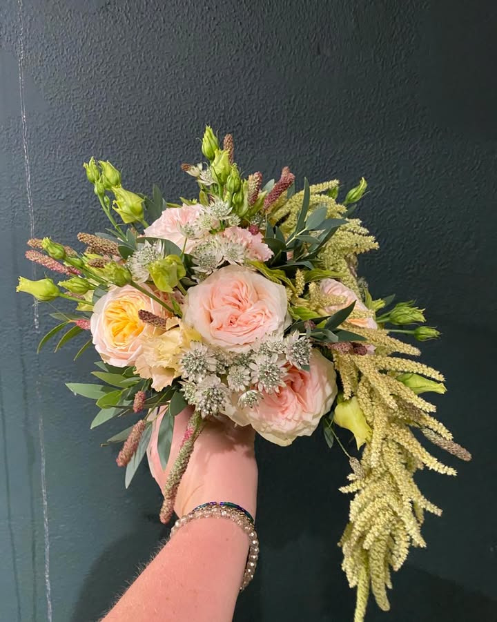 Florist Pernille DB fejrer kærligheden med unikt bryllupsbinderi