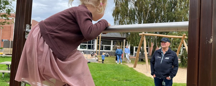 Bent tjekker sikkerheden på kommunens legepladser: Jeg skal tænke som børnene