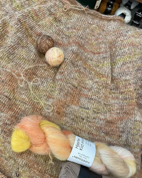 Craftdesign deler kundes strikkeprojekt med håndfarvet garn