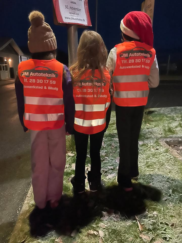 JM Autoteknik deler refleksveste ud til skolebørn i mørke tider
