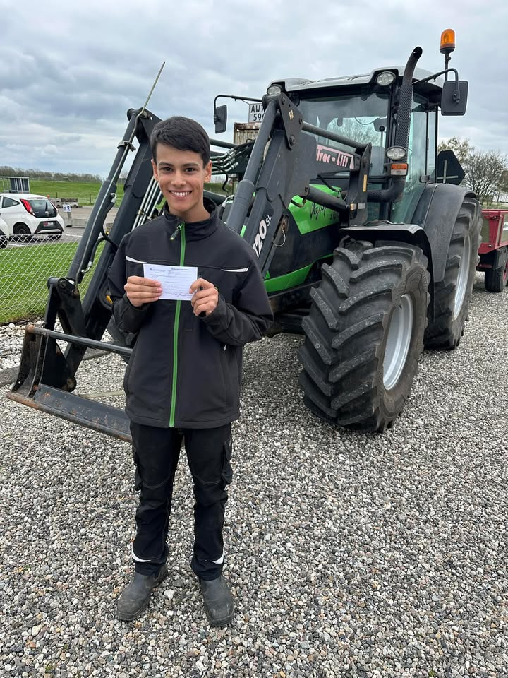Frisdal Køreskole fejrer Lukas Halds succesfulde traktor-køreprøve 