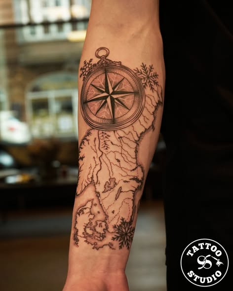 Tattoo Studio 96 i Aalborg præsenterer kompas og kortdesigns af Alexys Art