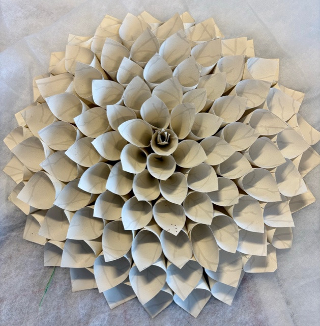 Skab smukke dahliablomster af genbrugsmaterialer i Maribo