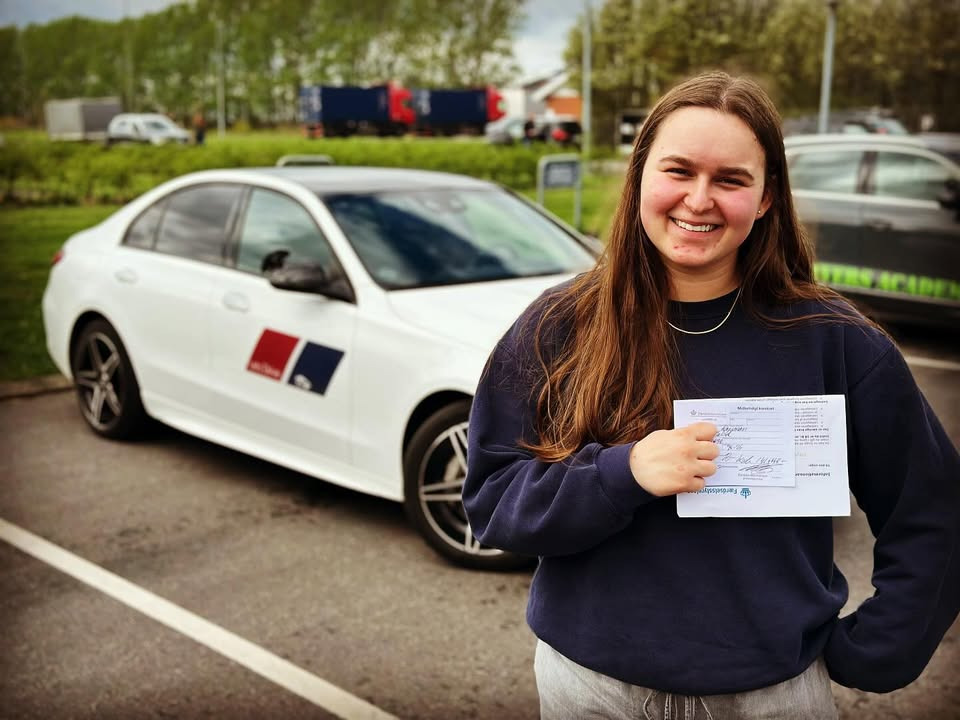 Lets Drive fejrer Ayse for opnåelse af kørekortet