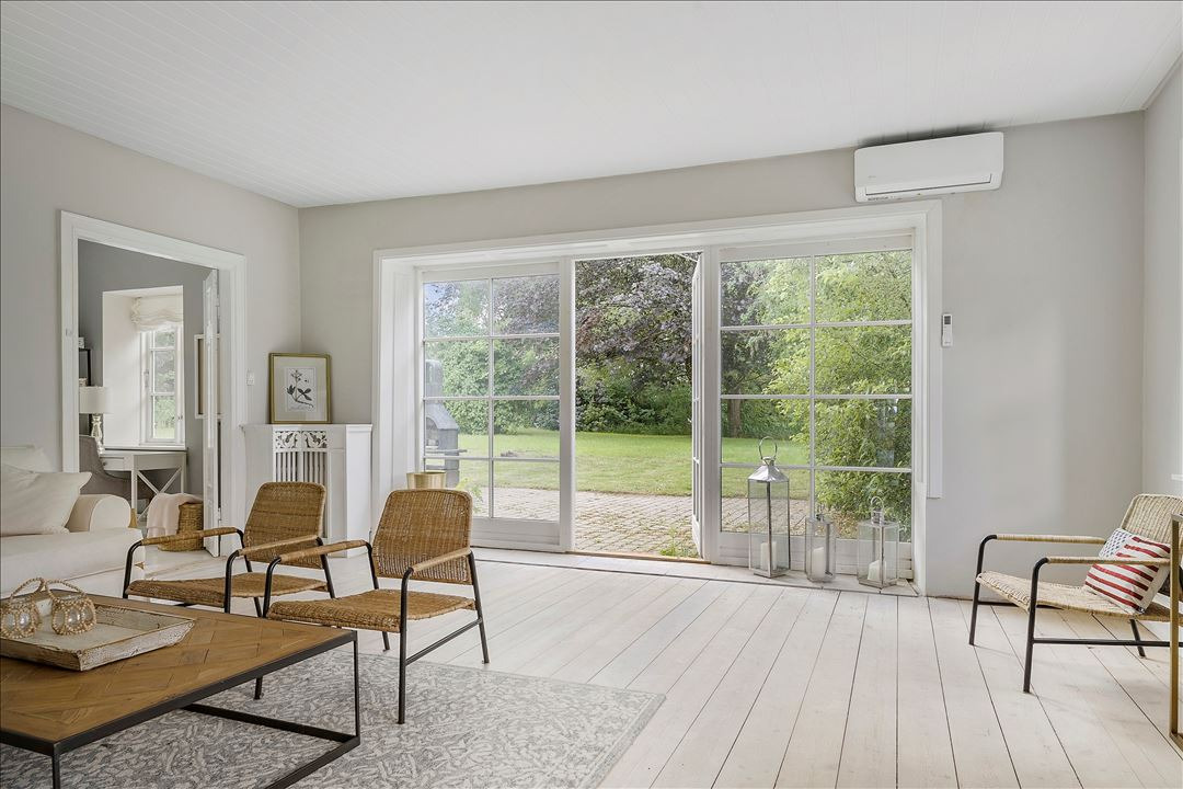 Velbeliggende ejendom nær Vejen med værksted og hestestald