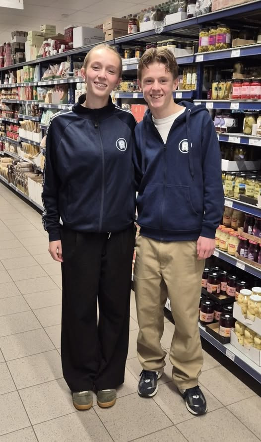 Rema 1000 Slots Bjergby overlader butikken til stjerne-duo fra Valbygårdsvej under medarbejdermøde