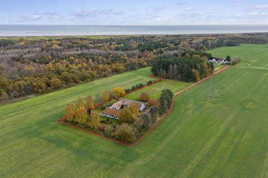 Charmerende landejendom omgivet af natur – med mange muligheder