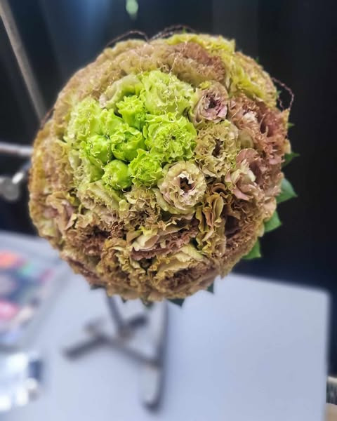 Fynbogården Blomster ApS præsenterer smukt syet lisiantus fra elevens bryllupsbinderikursus