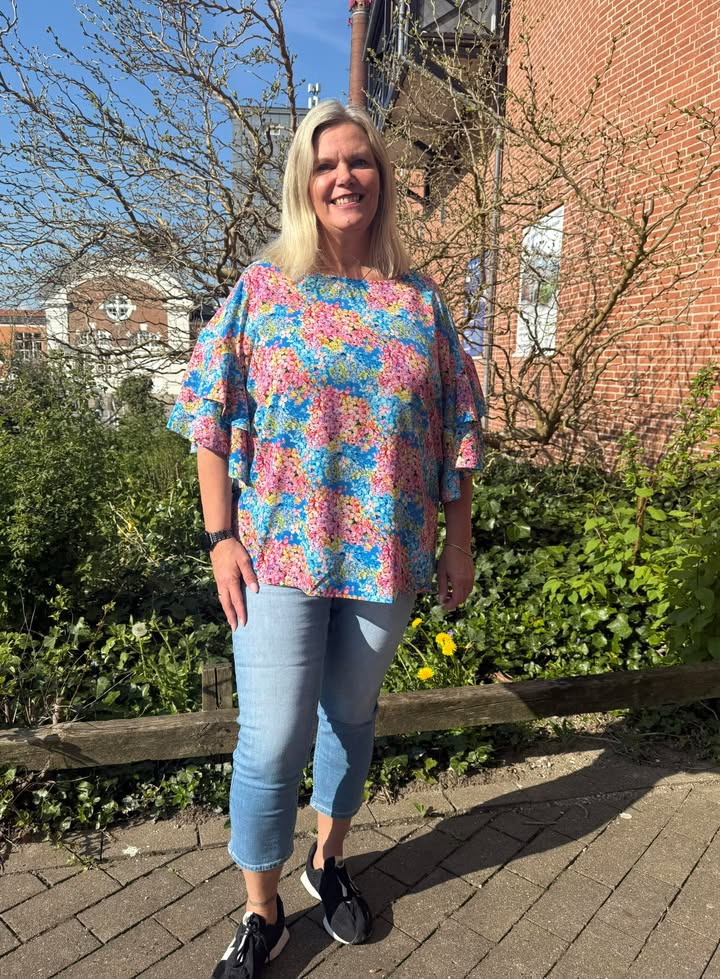 Only Curves præsenterer sommerlige blomstret bluse med flæser fra No 1 by OX