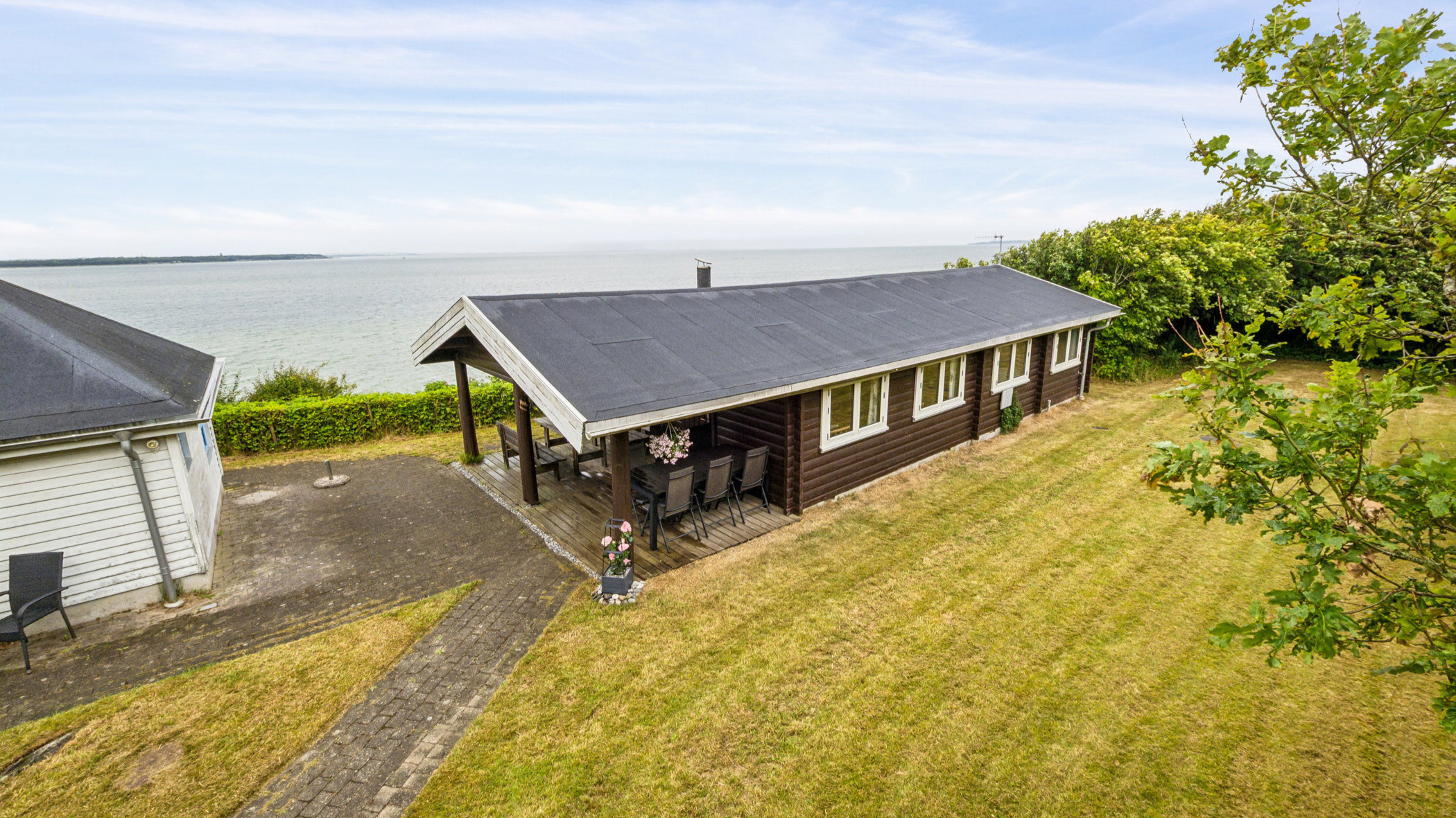 Fritidshus med enestående fjordudsigt i første række ved Grynderup Strand