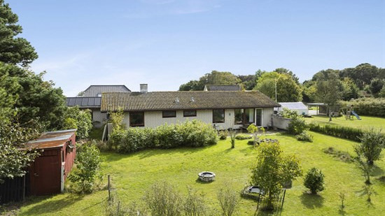 AFSLAG VED HURTIG HANDEL - Hus i Voerså med stor grund og mulighed for parkering på vestsiden af huset.
