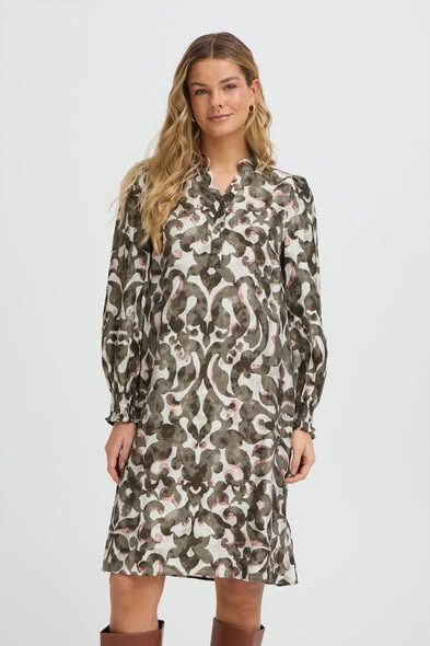 Skott Aalborg introducerer ny Fransa-kjole til lørdagsshopping