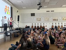 Fællessangens glæde fylder Limfjordsskolens multihal med 400 børn i Struer