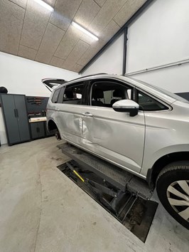 Vittrup Auto Aps klarer forsikringsskaden og giver lånebil mens du venter