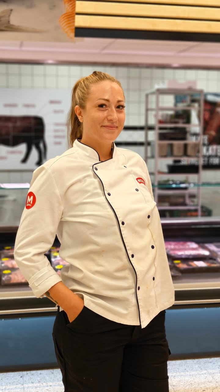 Meny Klarup byder Camilla velkommen i delikatessen