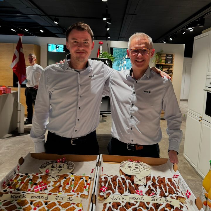 To medarbejdere fejrer jubilæum hos Kvik Køkkencenter Herning