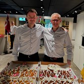 To medarbejdere fejrer jubilæum hos Kvik Køkkencenter Herning