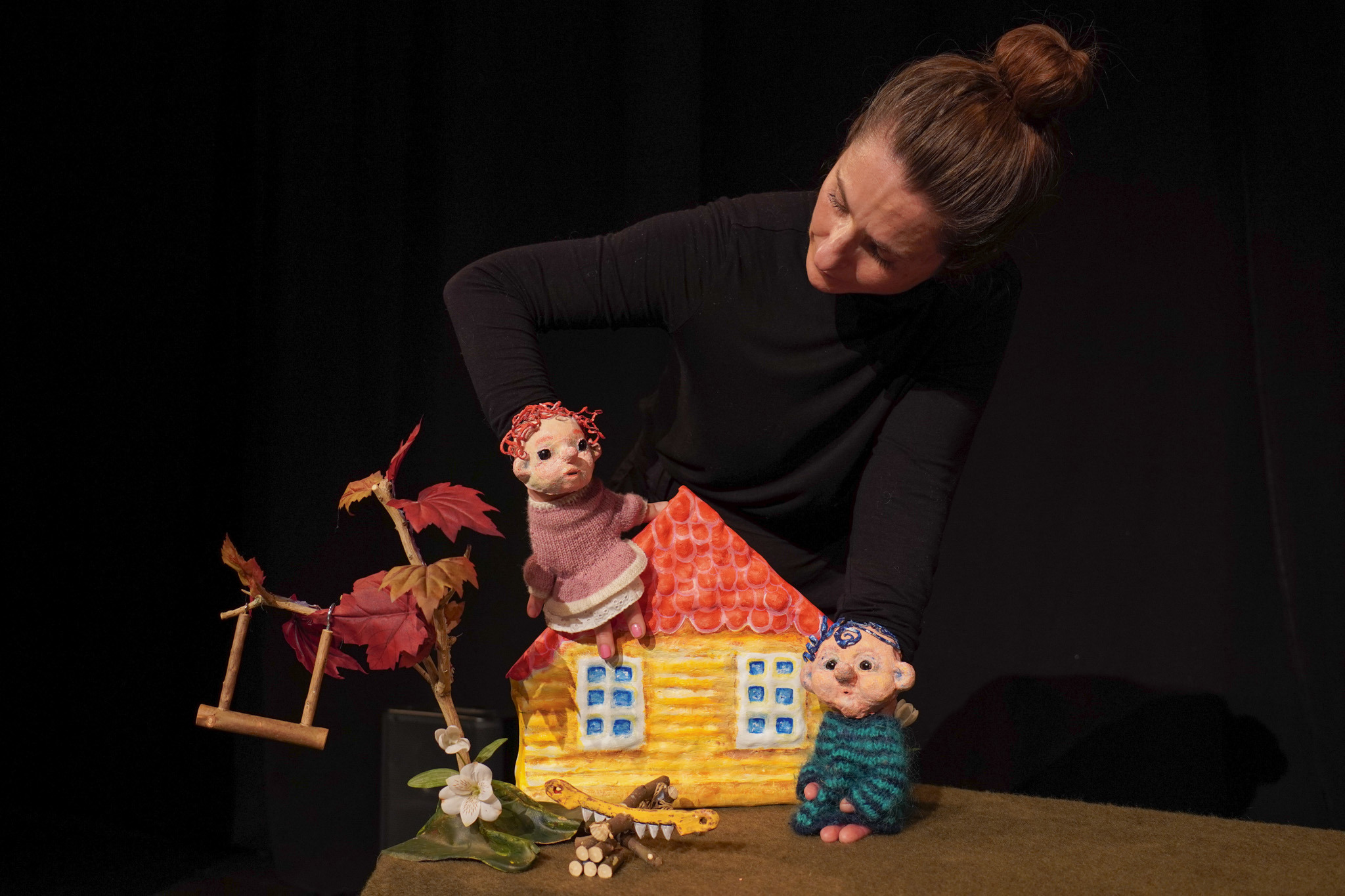 Finurlig dukkeforestilling om venskab på Lynge Bibliotek