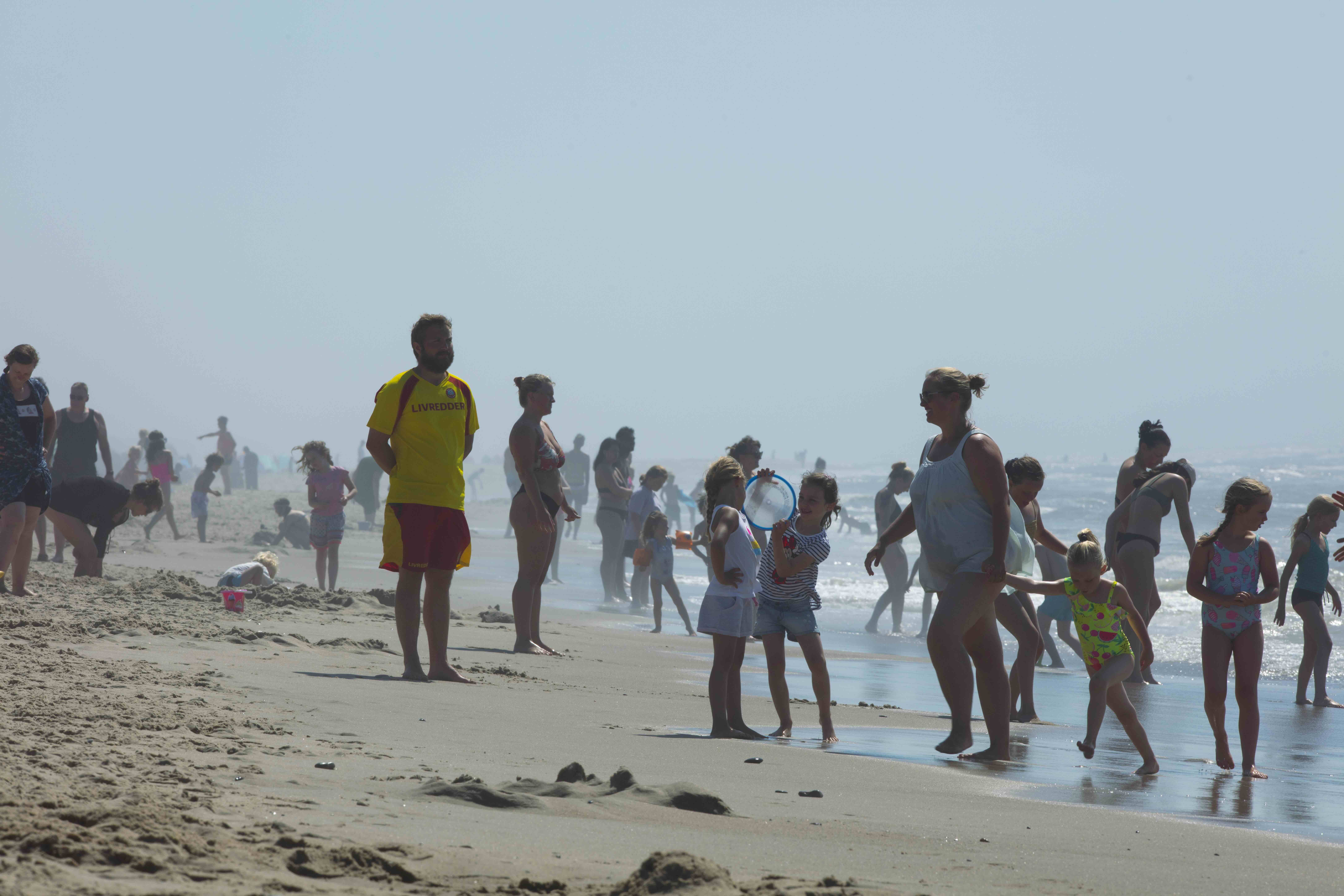 Sommer i Danmark gav travlhed på strandene: Vinden udfordrer strandgæsterne