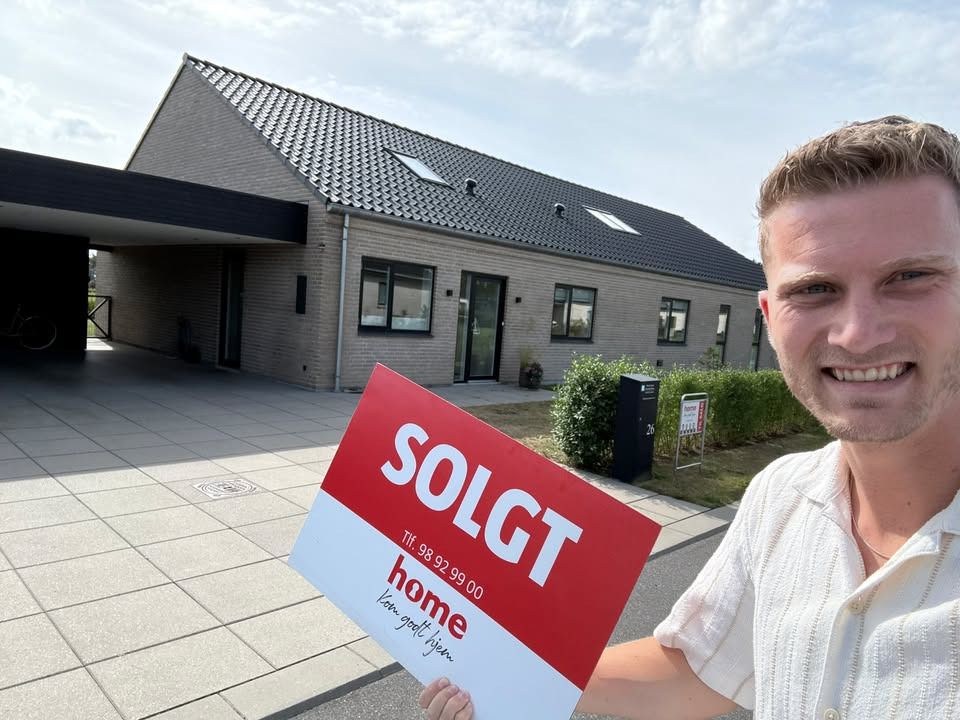 Home Hjørring fejrer ny bolighandel og søger flere huse til salg