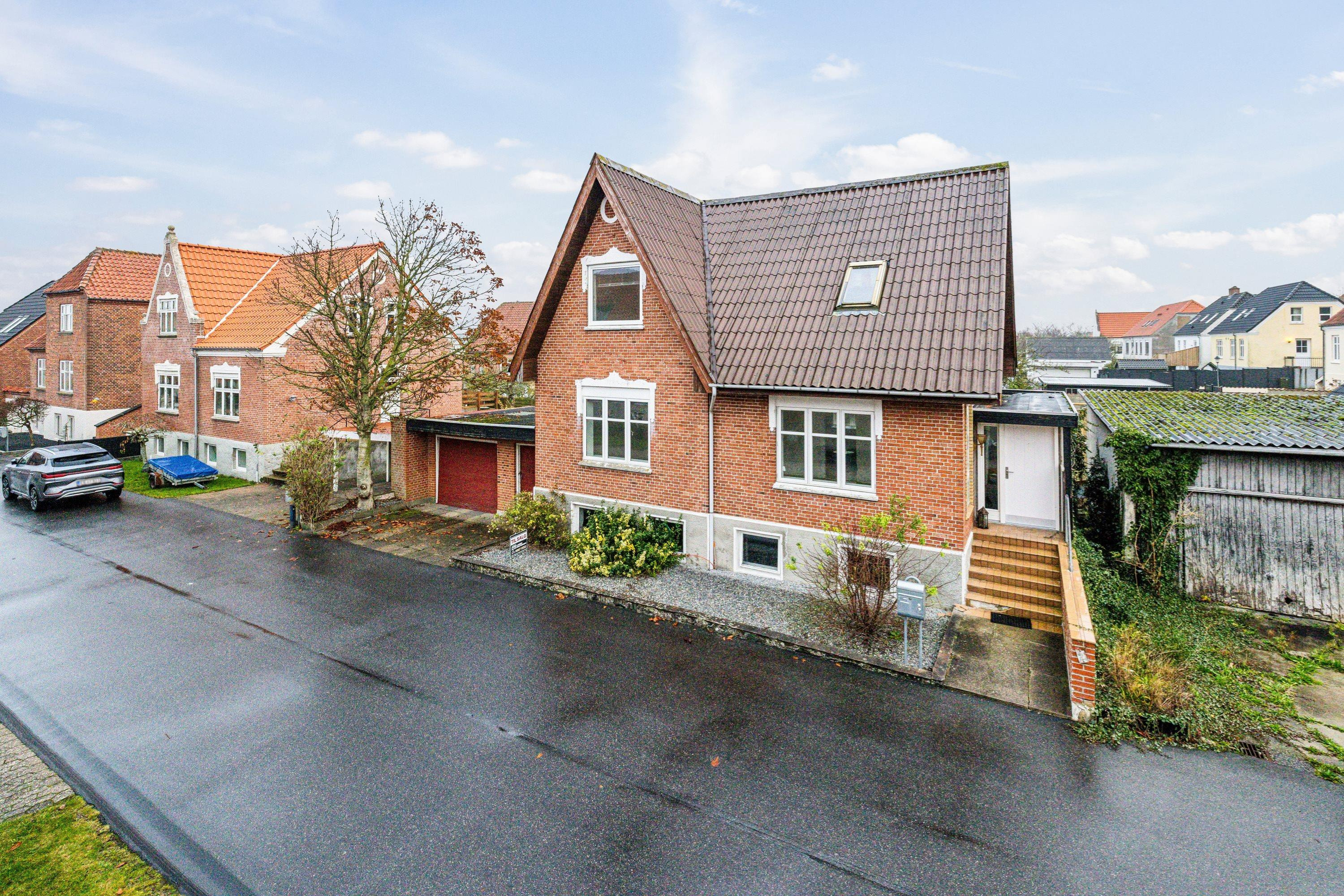 Pust nyt liv i en flot rødstensvilla på en god adresse i Løgstør