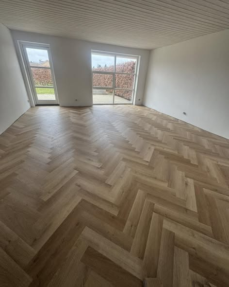 Viborg Gulvforum introducerer stilfuldt sildebensgulv med moderne komfort